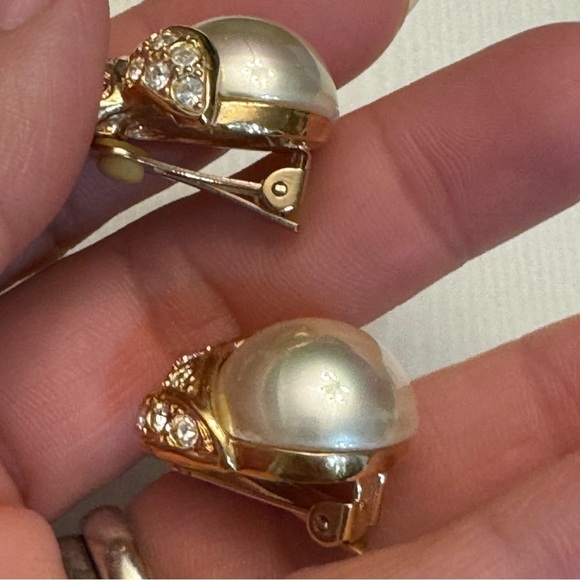 Pair of Vintage Roman Golden Faux Pearl Clip On Earrings - Picture 8 of 13